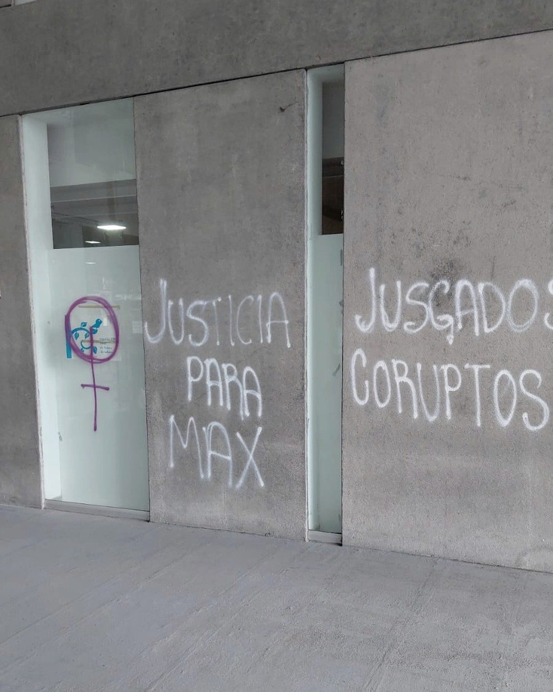 Pintas de protesta en los muros de Ciudad Judicial.