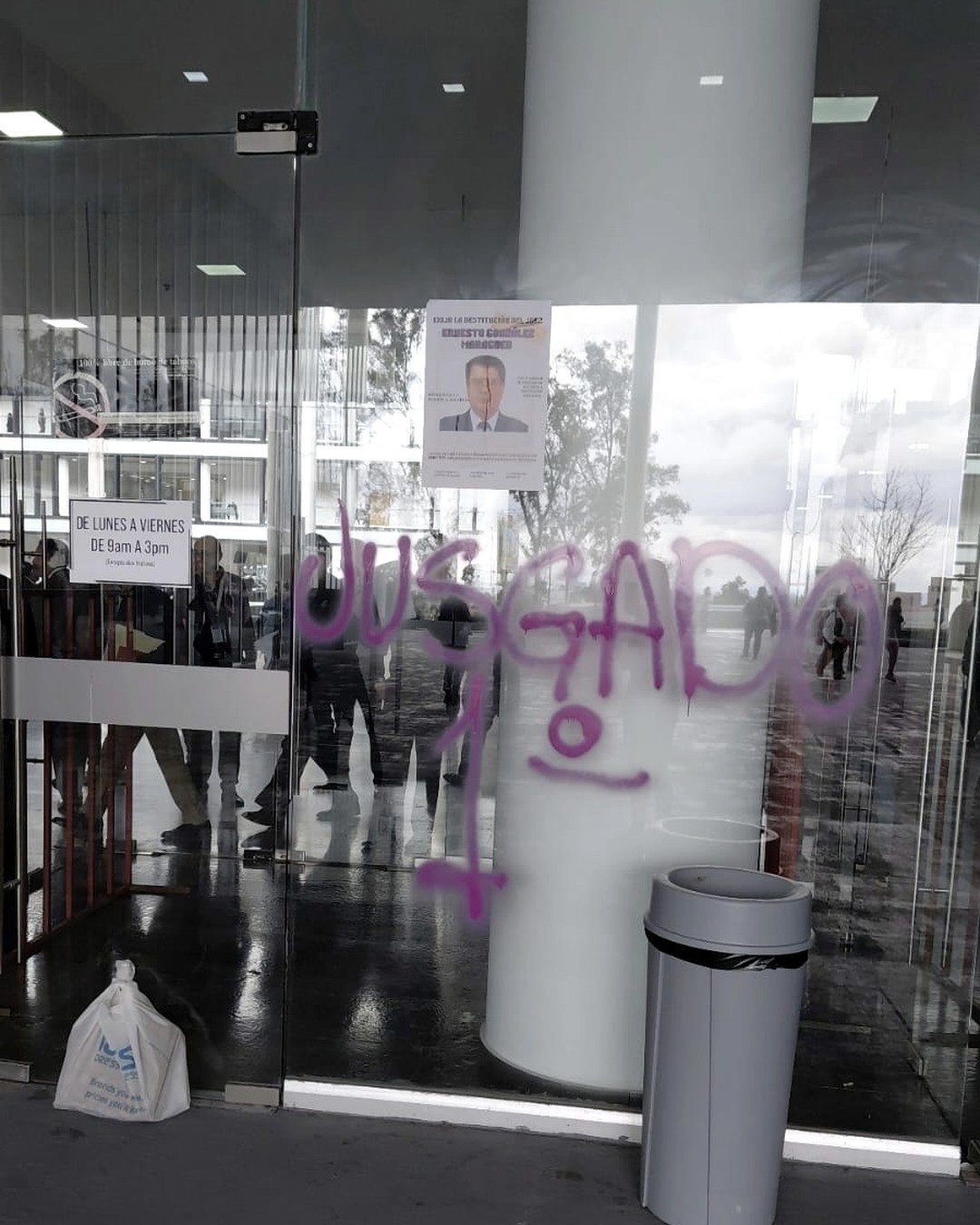 Acceso a Ciudad Judicial con pintas y carteles.