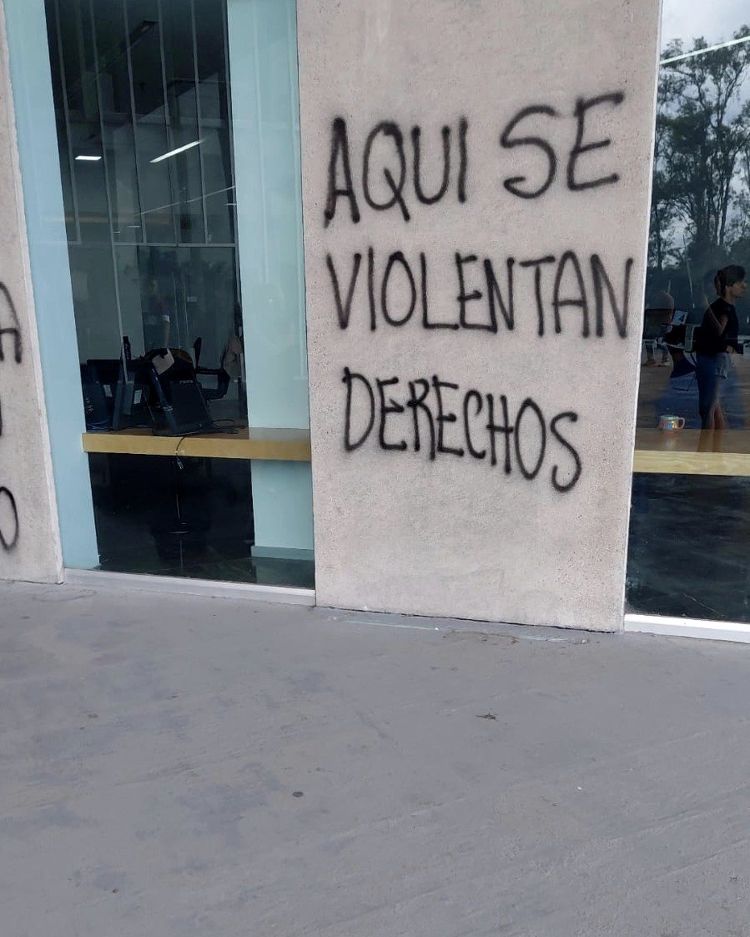 Pinta que dice Aquí se violentan derechos.