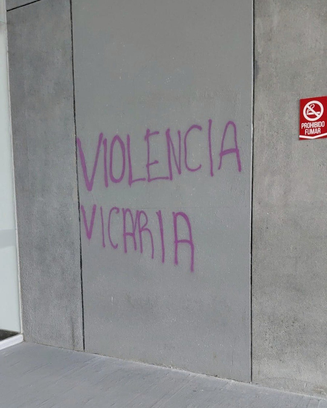 Pinta en Ciudad Judicial con la frase Violencia vicaria.